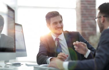 İki lider ofiste iş tartışma.