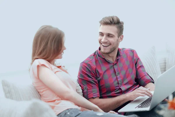 Close-up van een lachende jong koppel met laptop — Stockfoto