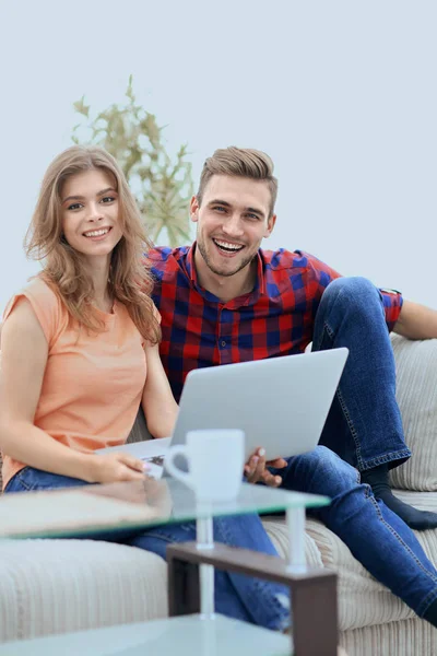 Moderna ungdomar använder laptop hemma. — Stockfoto