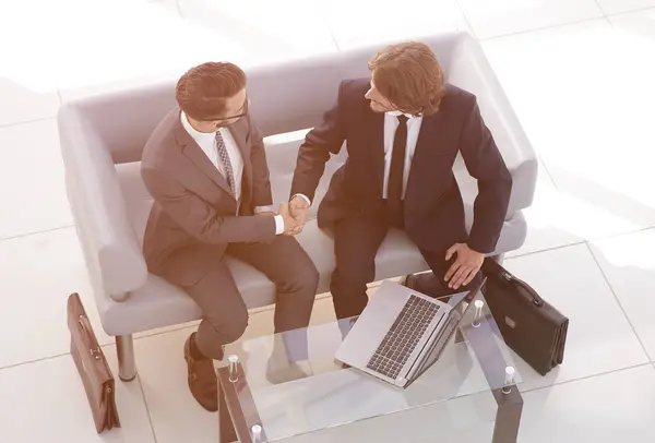 Utsikt från toppen. Handshake affärskollegor. — Stockfoto