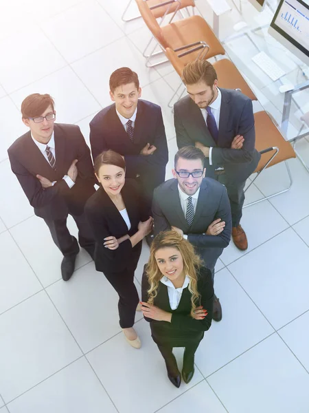 Θέα από την κορυφή .business ομάδα στέκεται στο γραφείο. — Φωτογραφία Αρχείου