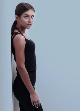 duvara yaslanmış modern genç kadın