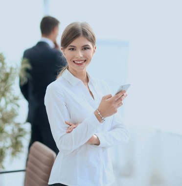 Genç profesyonel smartphone SMS okuma,