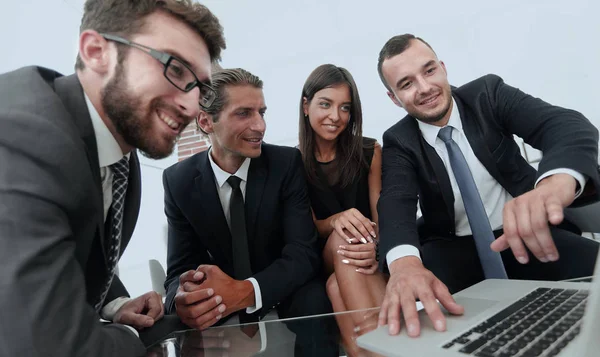 Closeup.business ekibi dizüstü bilgisayarda çalışıyor. — Stok fotoğraf