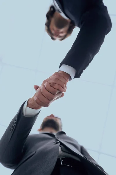 Dos empresarios están tomados de la mano de la cooperación empresarial. — Foto de Stock