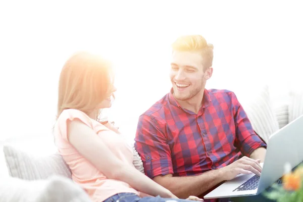 Close-up van een lachende jong koppel met laptop — Stockfoto