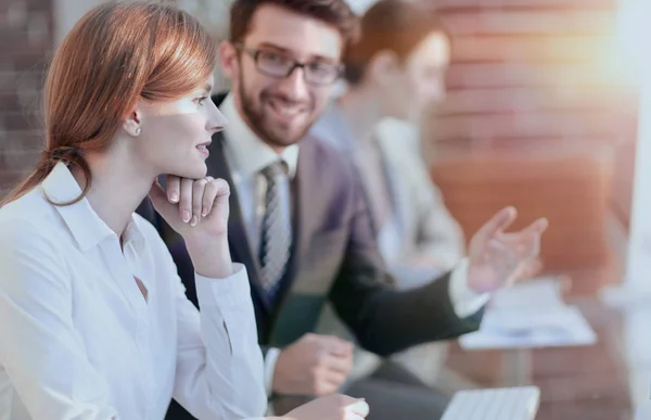 Collega's bespreken werk kwesties. — Stockfoto