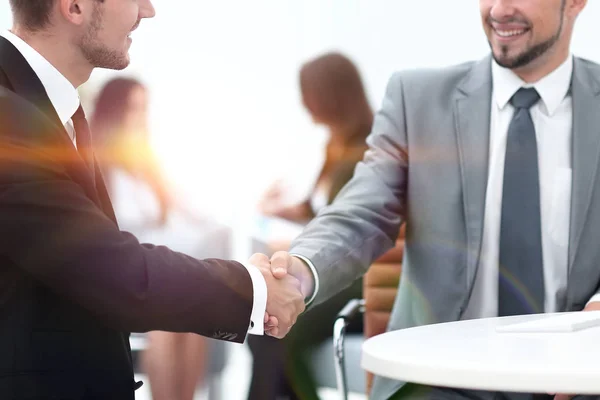 Handshake Manager y el cliente en la oficina. —  Fotos de Stock