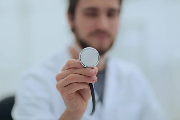 Stéthoscope entre les mains du médecin — Photo