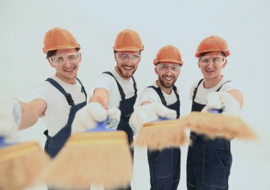inşaatçılar bir boya fırçası ile grup gülümseyen