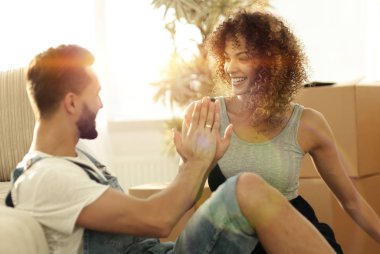 mutlu çift birbirlerine beş yeni bir ev ile kabuk