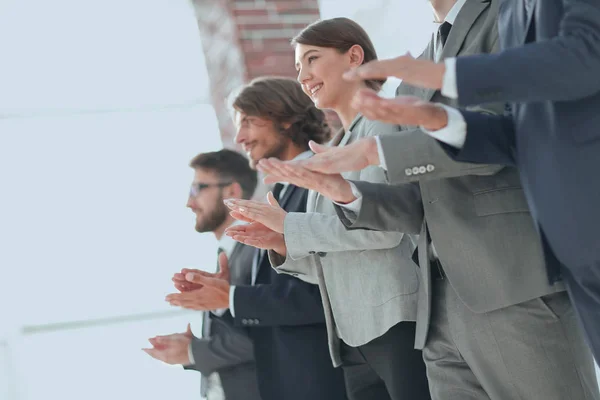 Geschäftsleute applaudieren — Stockfoto