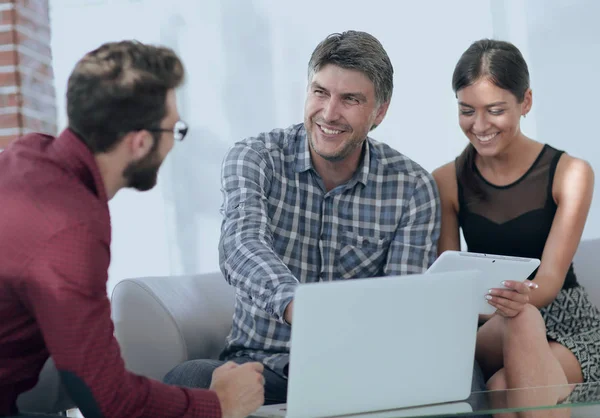 stock image Male executive interacting with his colleague in office