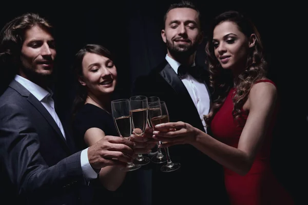 Glada människor firar en framgång med Champagne — Stockfoto