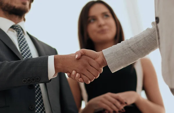 Gli uomini d'affari stringono la mano contro stanza con grande finestra loo — Foto Stock