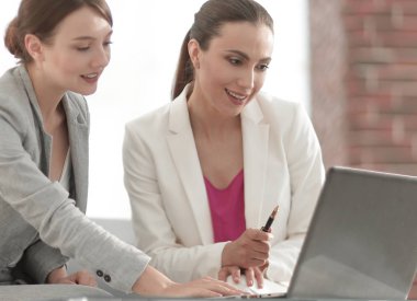 Proje işbirliği tartışırken iki iş kadınları