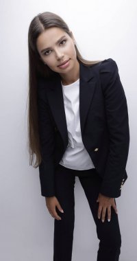 Yakın çekim. Kendine güvenen genç kadın.