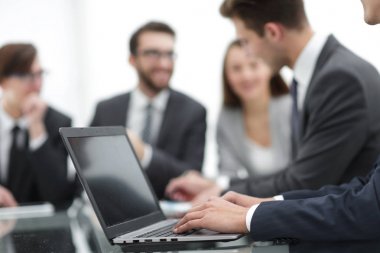 Dizüstü bilgisayarda çalışan iş adamı elinde.