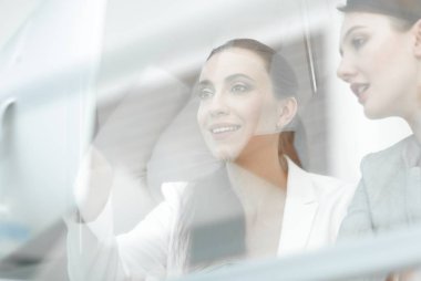 Masa başında oturan glass.business takım