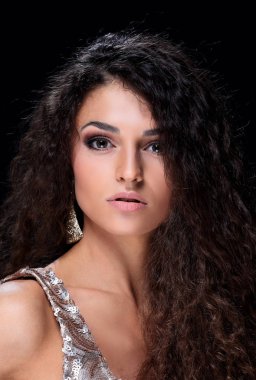 Saç stili dalgalı bukleler