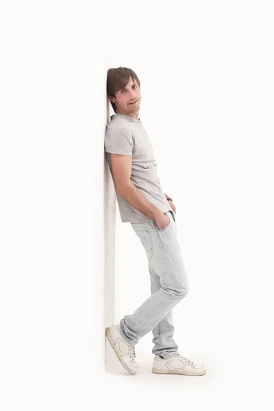 Stijlvolle jonge man in een lichte t-shirt — Stockfoto