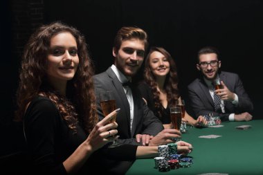 bir kumarhanede bir masada oturan güzel kadın