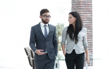 üst düzey yönetici şirket çalışanlara konuşuyor