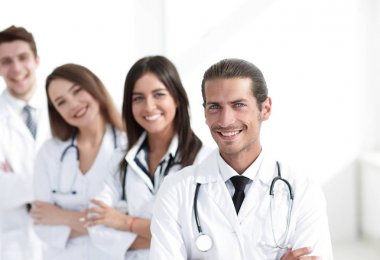 Doktorlar ve hemşirelerden oluşan bir ekip hastanede iş arkadaşı olarak.