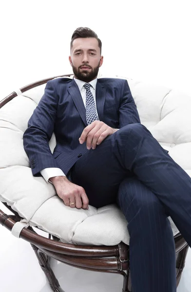 Erfolgreicher Geschäftsmann sitzt auf einem Stuhl. — Stockfoto