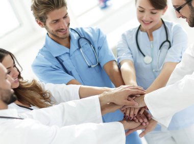 Doktorlar ve hemşireler el ele tutuşuyor. karşılıklı yardım kavramı.