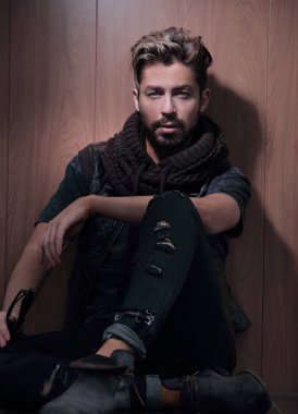 Şık casual erkek portresi stüdyo