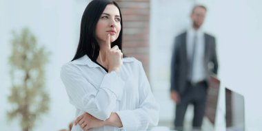 perspektif başarılı bir genç kadın portresi.