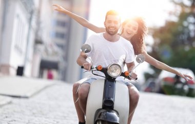 Güneşli bir günde bir şehir sürme mutlu genç Çift