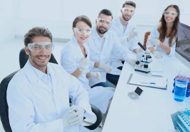 İş yerindeki bilimsel proje ve araştırma ekibinin başı.