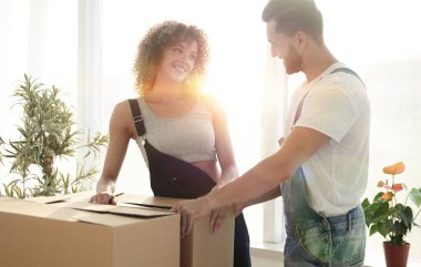 Yeni evliler yeni bir daire kutularına taşımak.