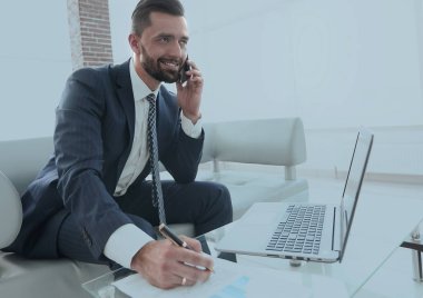 İşadamı Smartphone'da mali grafikler hakkında konuşmak.