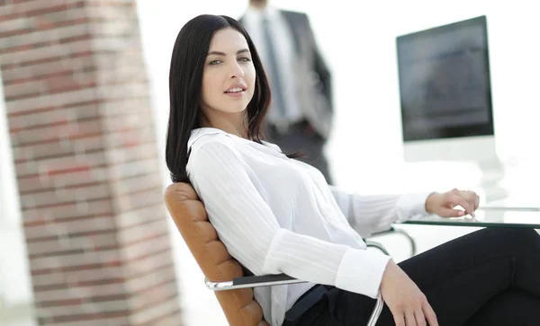 Exitosa joven mujer de negocios sentada en el lugar de trabajo —  Fotos de Stock