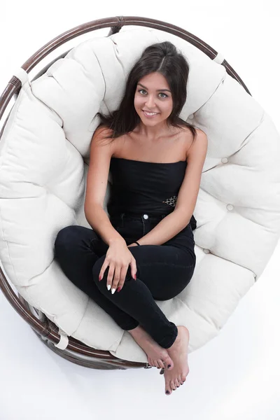 Femme reposant dans un grand fauteuil rond doux — Photo