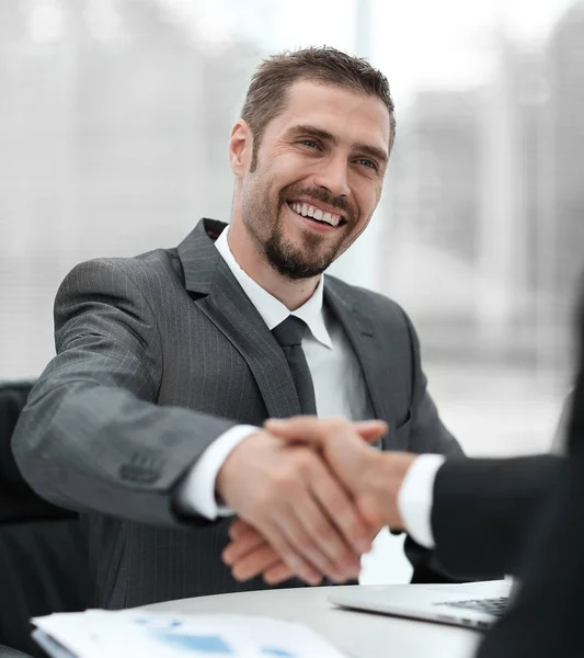 Nahaufnahme: Geschäftsmann reicht ihm die Hand zum Händedruck. — Stockfoto