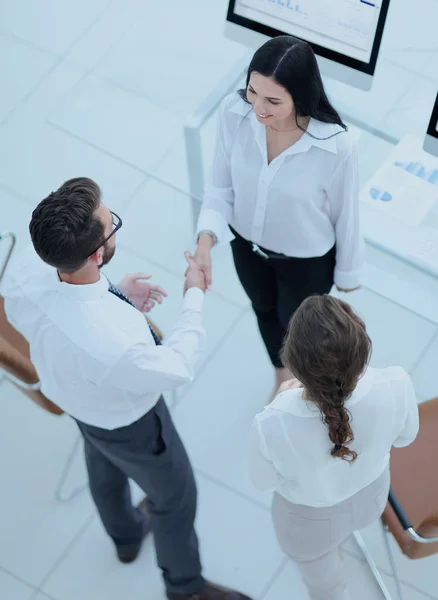 Handshake chef och medarbetare nära arbetsplatsen — Stockfoto