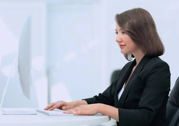 Bir ofiste bilgisayar ile çalışan iş kadın — Stok fotoğraf