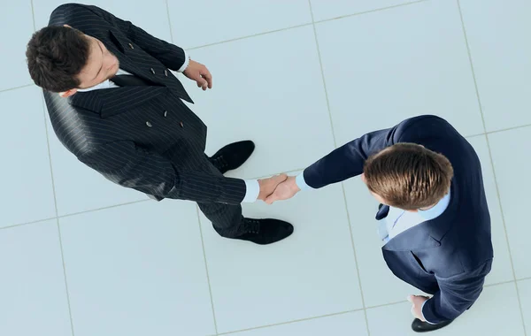 Visa från top.handshake, affärspartners, isolerad på vit bakgrund. — Stockfoto