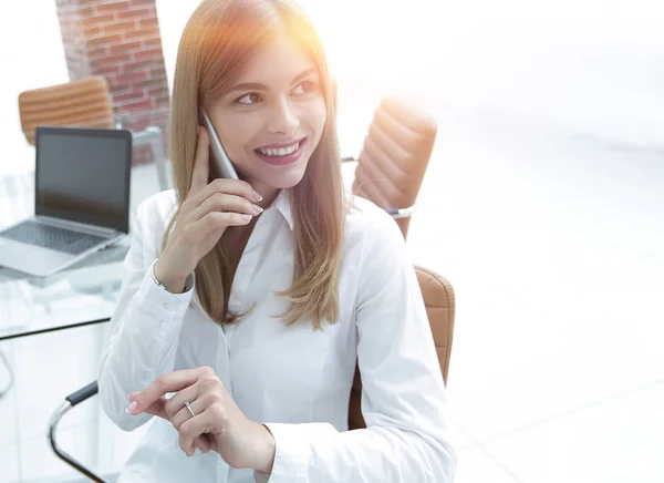 Closeup.Female assistent talar i mobiltelefon i office — Stockfoto