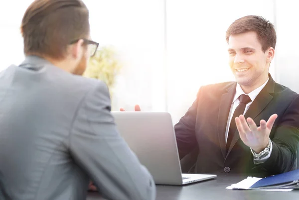 Empregados da empresa conversando em seu local de trabalho — Fotografia de Stock