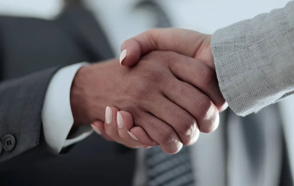 Metoda handshaking podnikatelé po úspěšné obchodní jednání — Stock fotografie