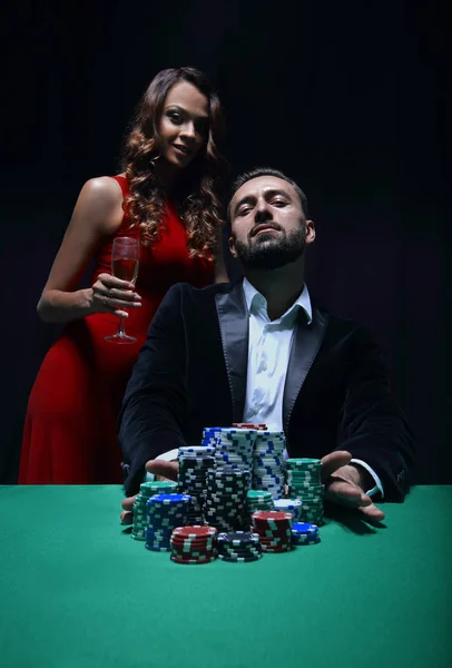 Young couple playing poker — Stock Photo, Image