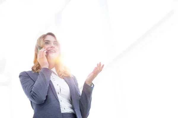 Erfolgreiche Geschäftsfrau telefoniert. — Stockfoto