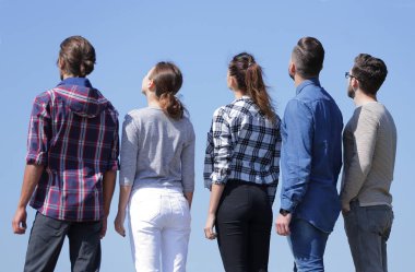 arka view.a bir grup genç insan kopya alanı seyir