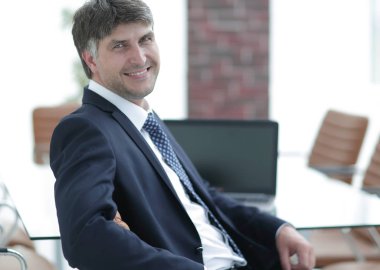 Masada oturan üst düzey Yöneticisi