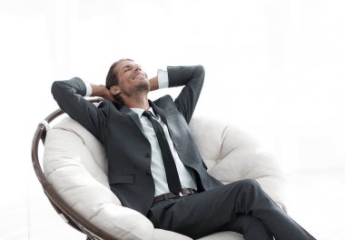 genç işadamı büyük rahat koltukta, meditasyon